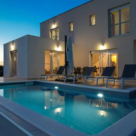 Vila Adriana Villa *