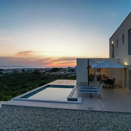 Vila Adriana Villa *