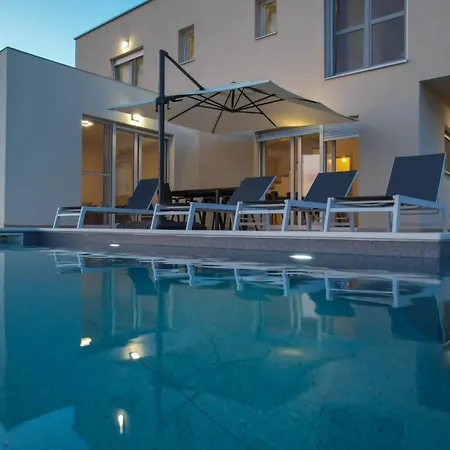 Vila Adriana Villa *
