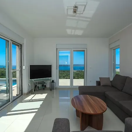 Vila Adriana Villa *