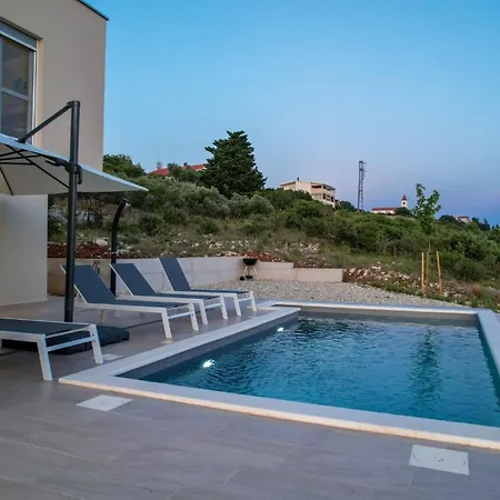 Vila Adriana Villa *